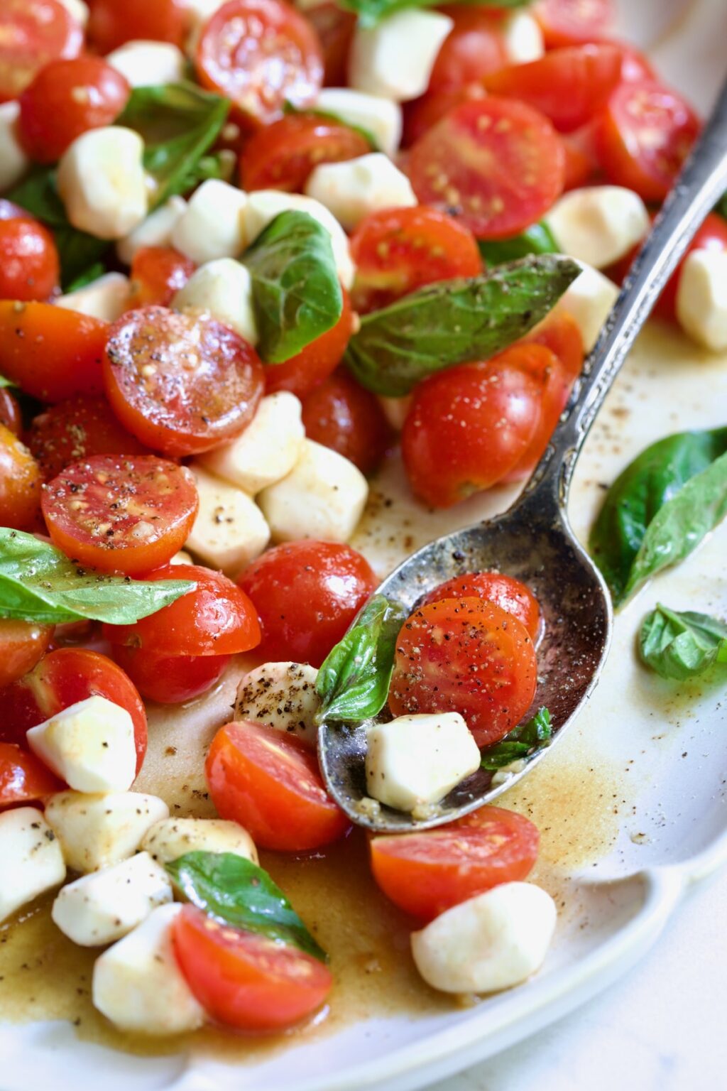 fresh-and-flavorful-caprese-salad-with-cherry-tomatoes